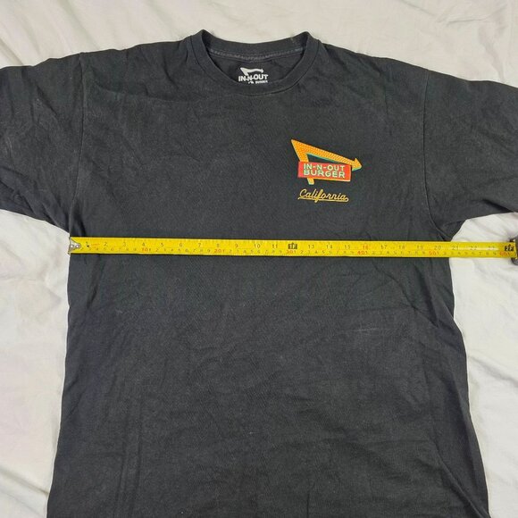 In-N-Out Burger T-Shirt Men Large Black Shirt California Sunset Classic Cars - Picture 6 of 9